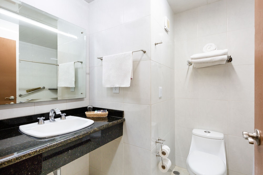Howard Johnson by Wyndham Toluca 47/49
