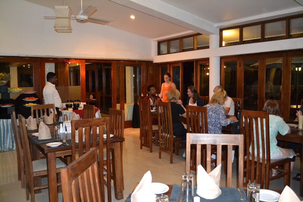 The Lakeside Hotel At Nuwarawewa 28/50