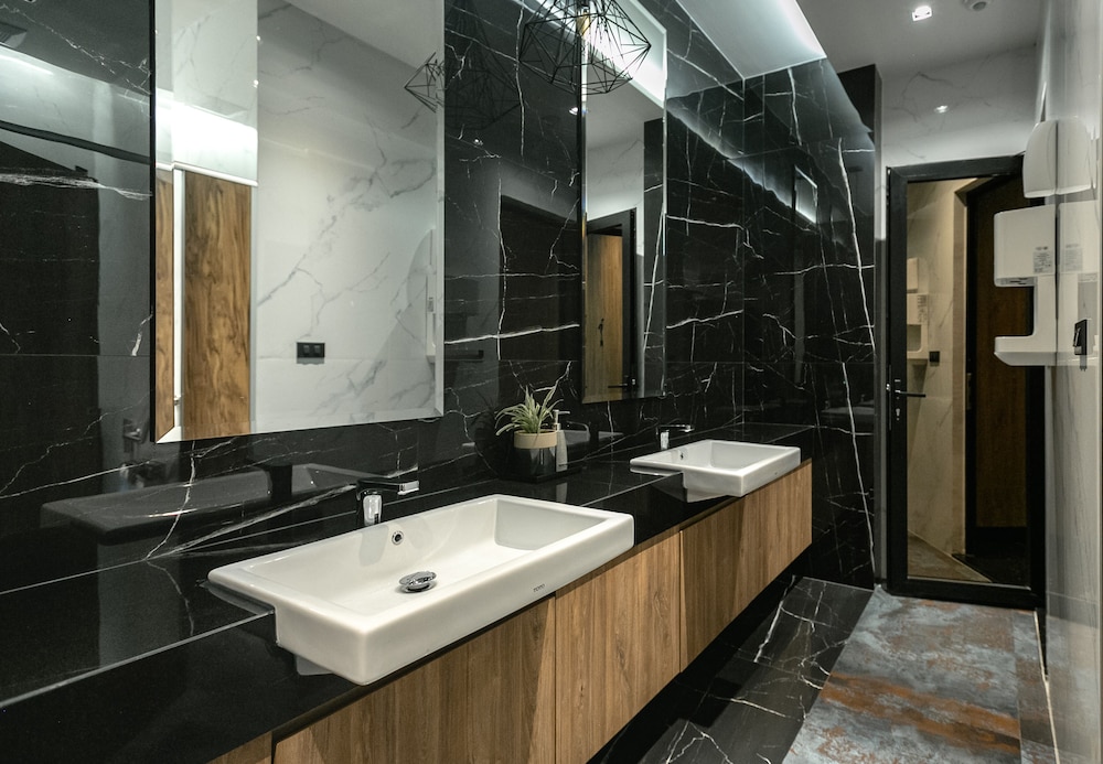 Rak Elegant Hotel Patong 68/69