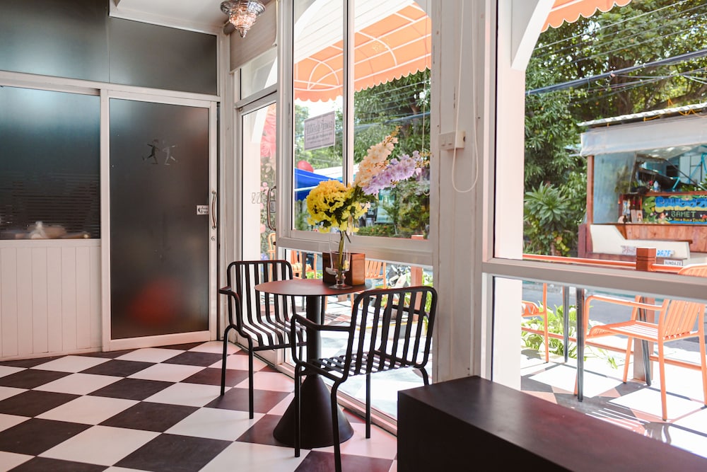 Side Walk Boutique Hotel 38/50