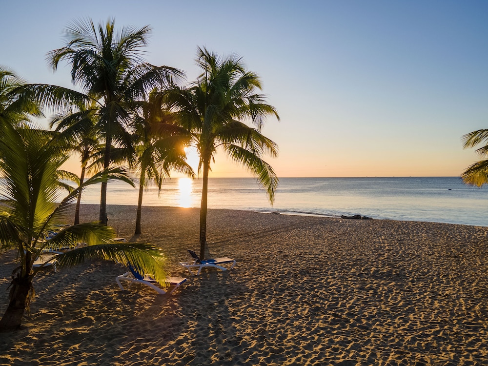 Coral Costa Caribe Beach Resort - All Inclusive 97/101