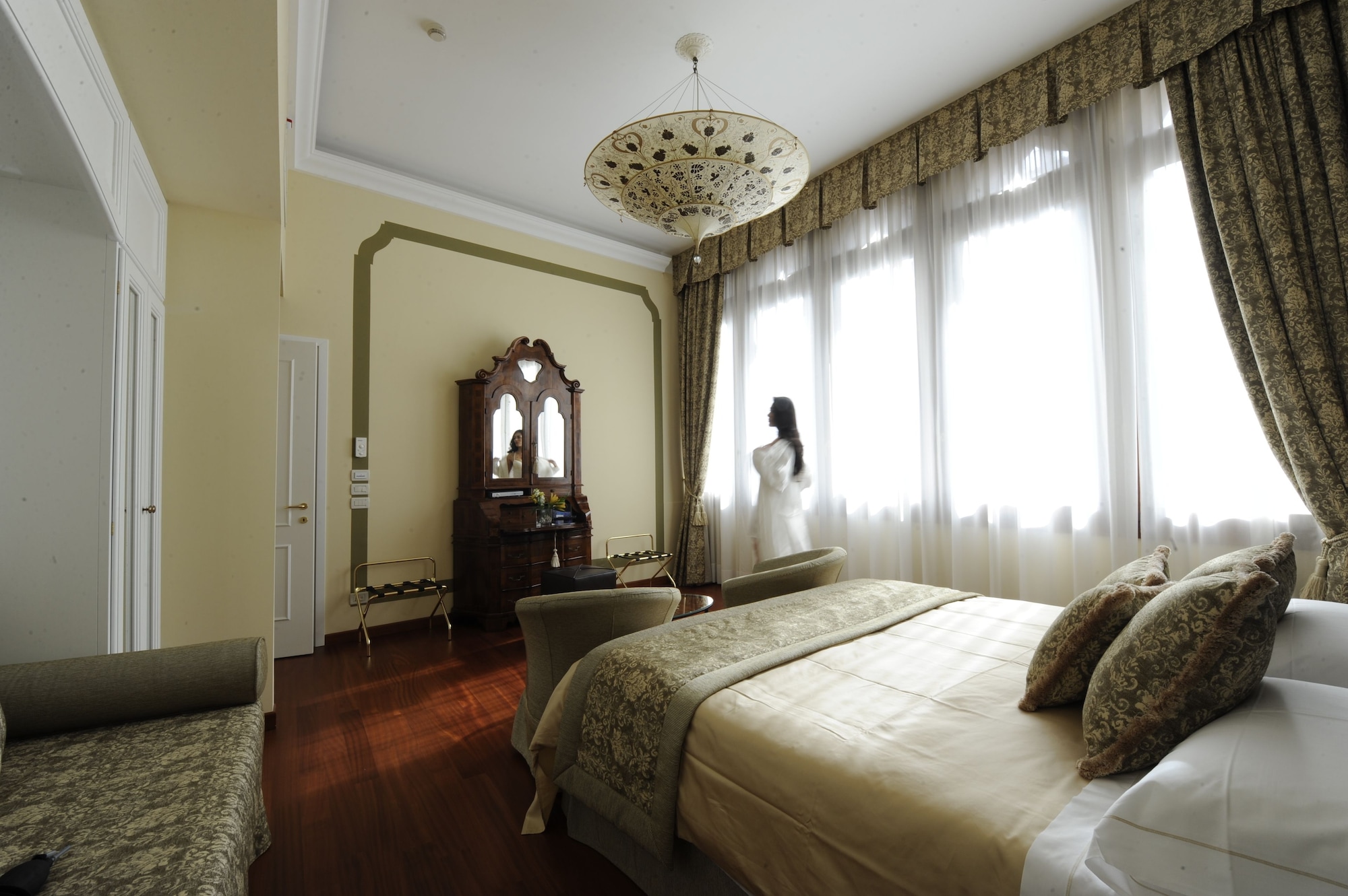 DELUXE, DOUBLE OR TWIN BED