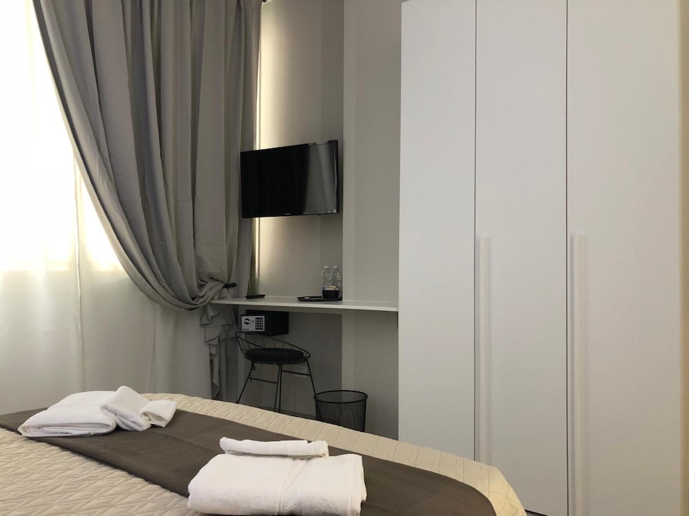 Turin Central Rooms 7/18