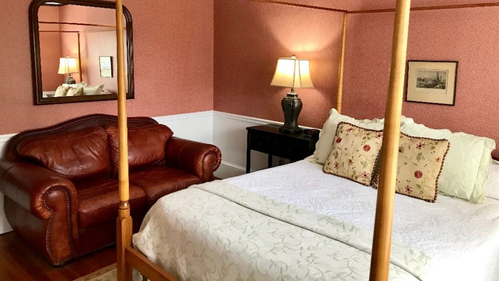 Village, Queen Bed