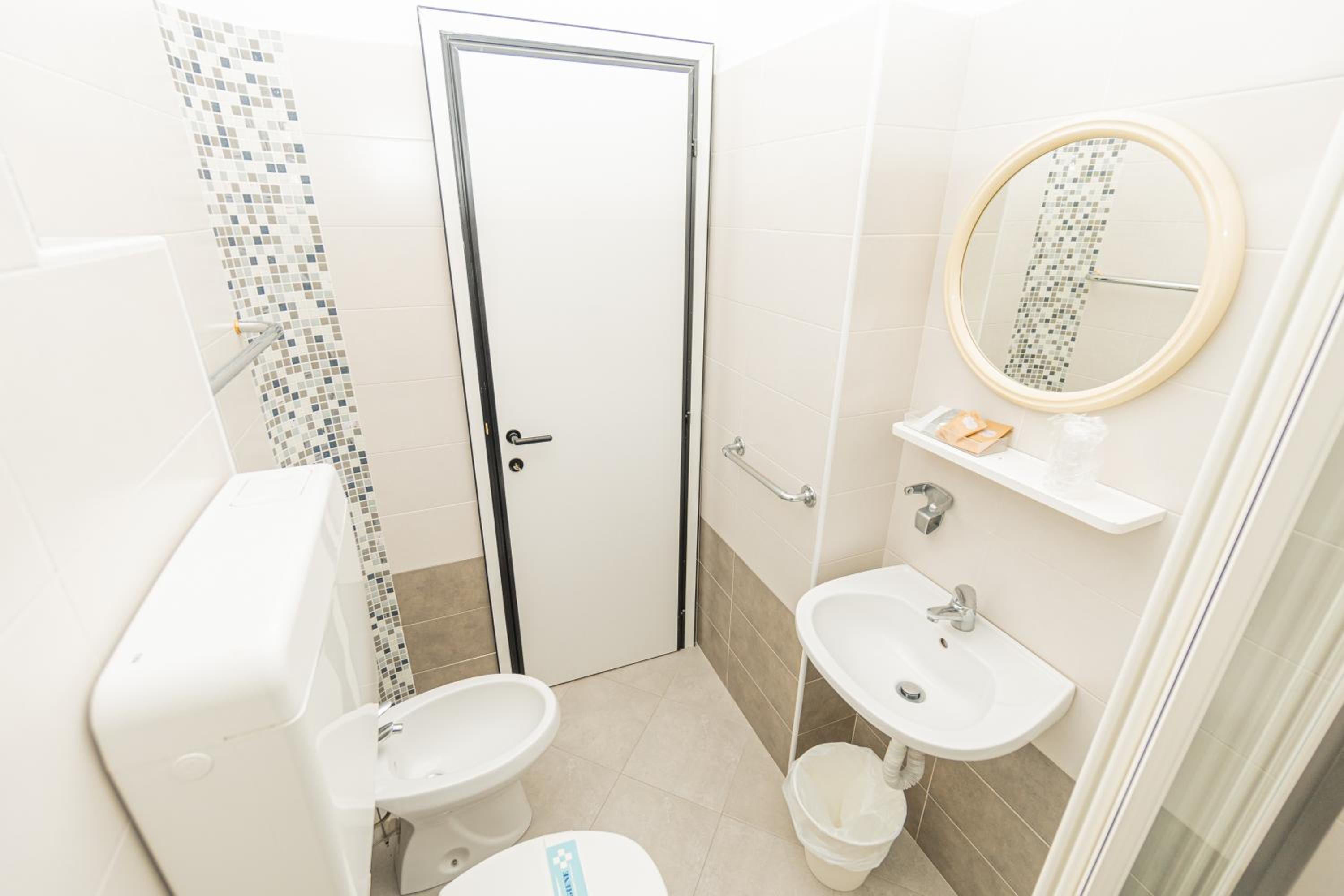 غرفة ثلاثية، Arlino Hotel 6/8
