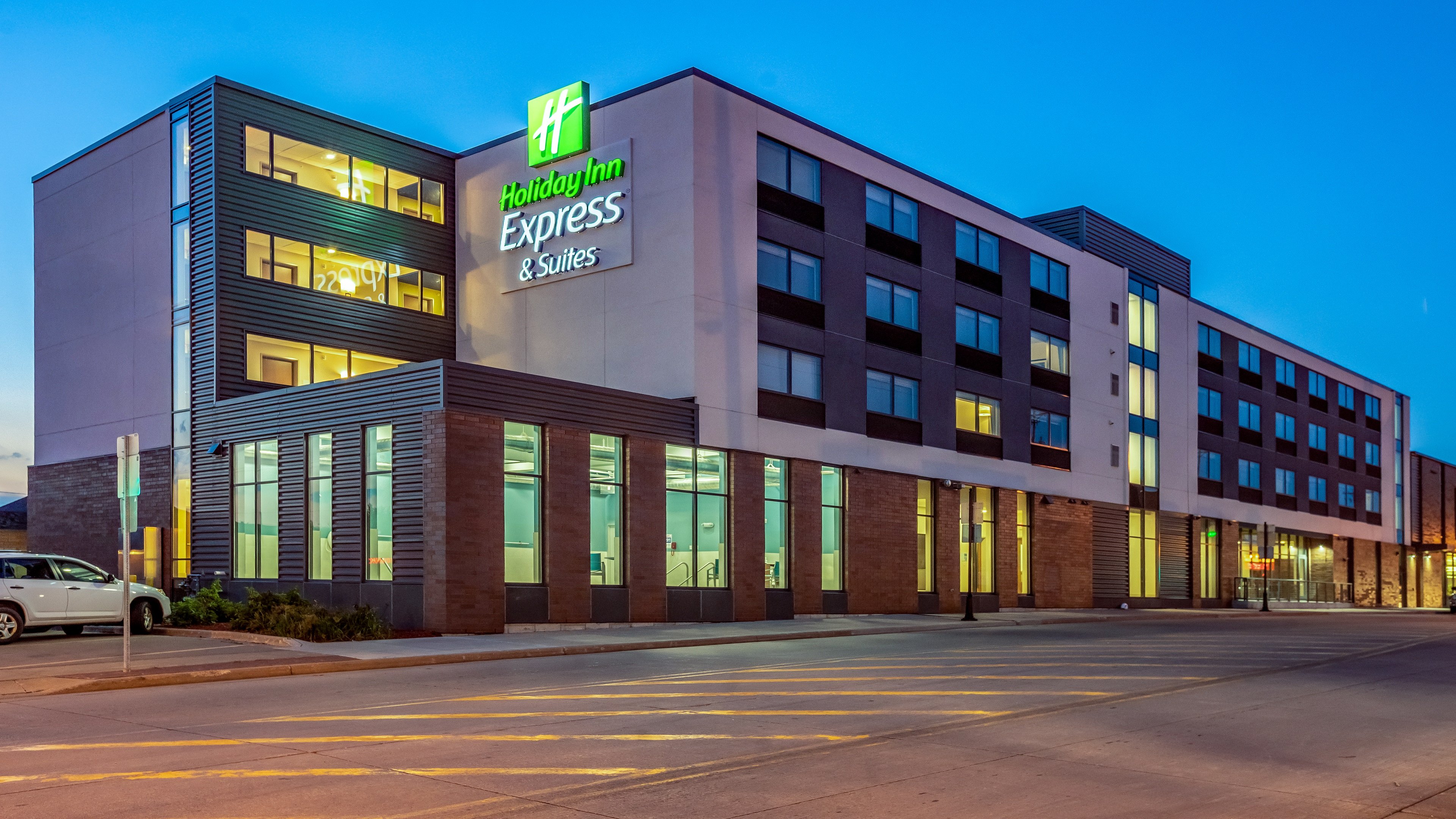 HOLIDAY INN EXPRESS & SUITES PLATTEVILLE 3/49