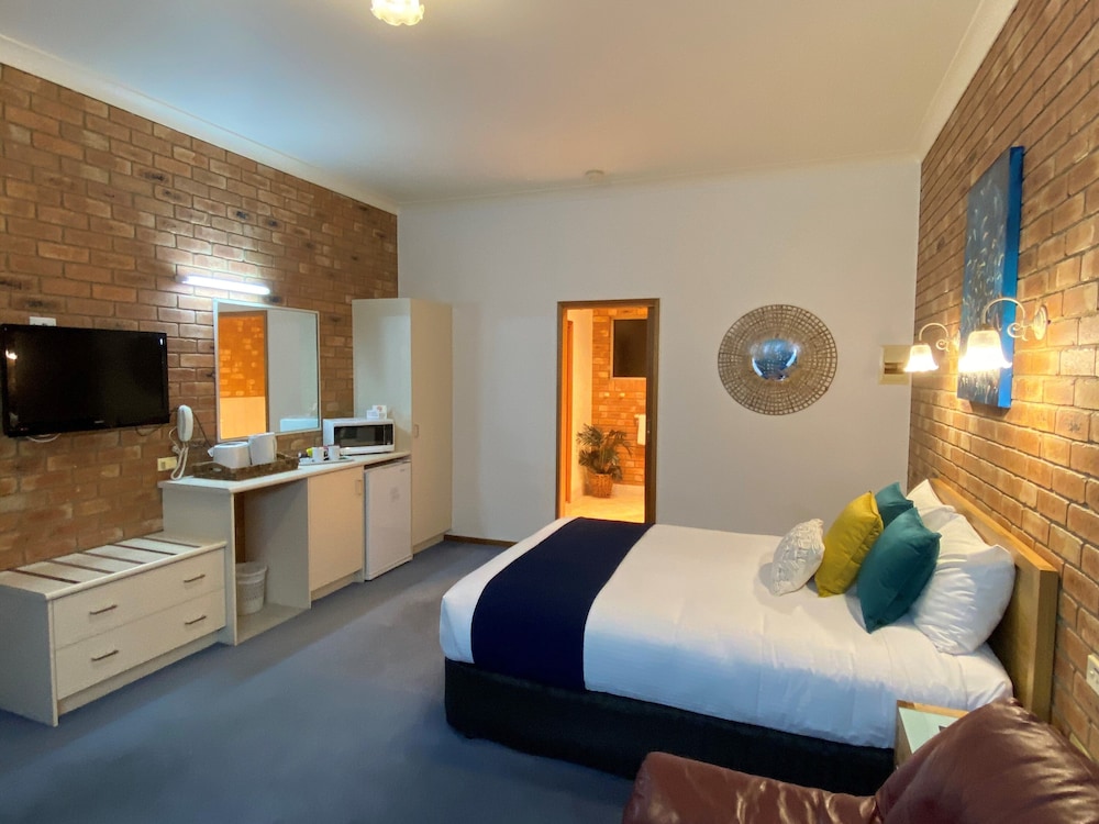 Coastal Waters Motor Inn 17/73