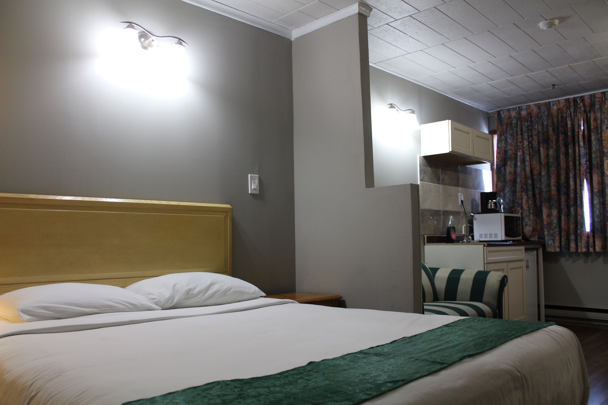 Standard, Queen Bed