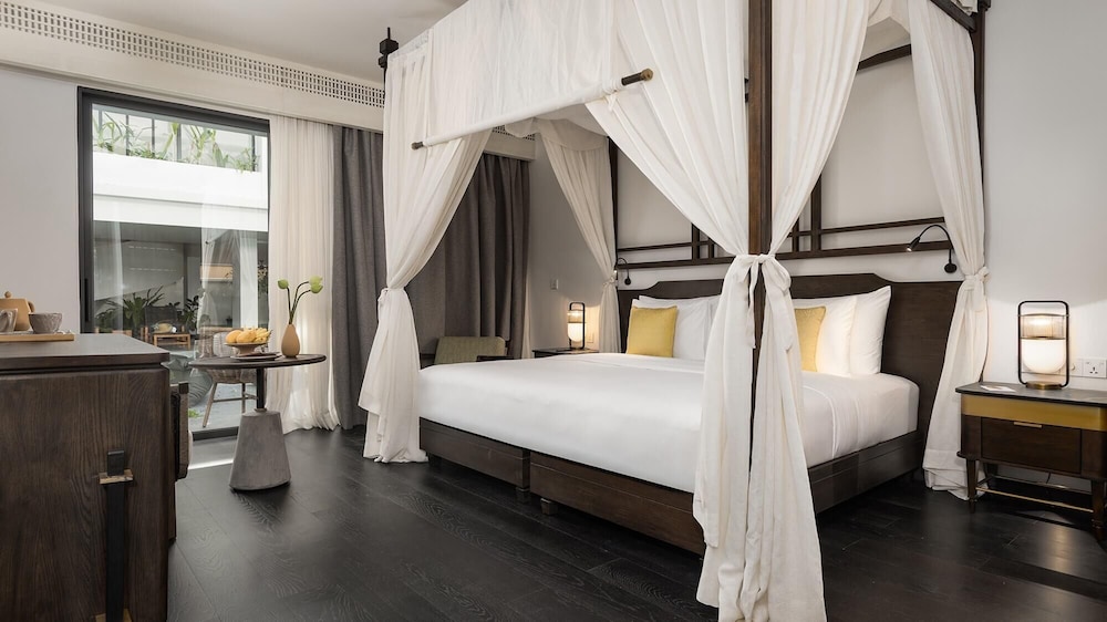 Superior, Deluxe, King Bed, Pool Access