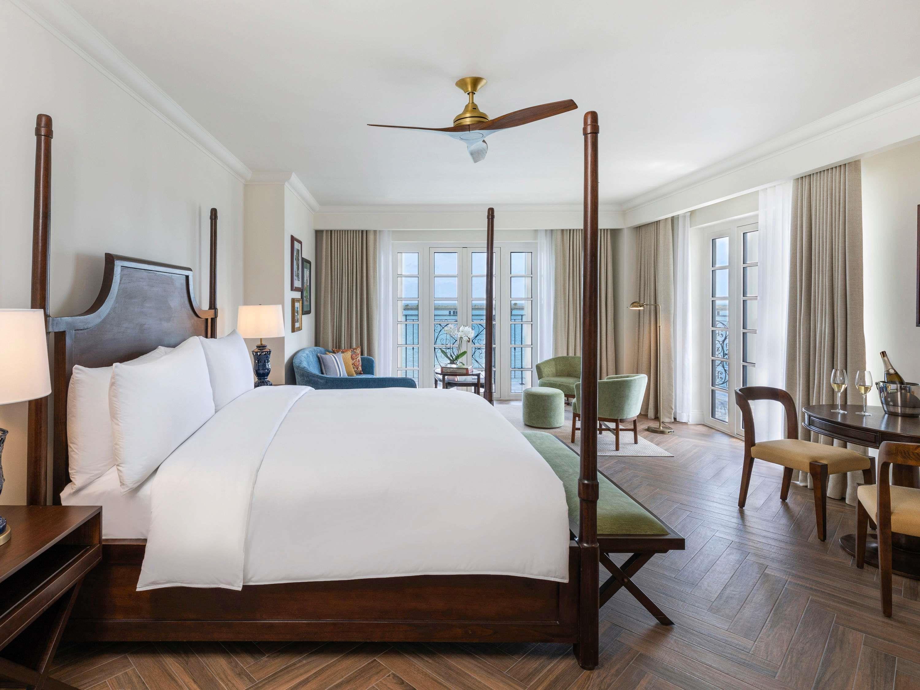 JUNIOR SUITE, KING BED, OCEAN FRONT, BALCONY