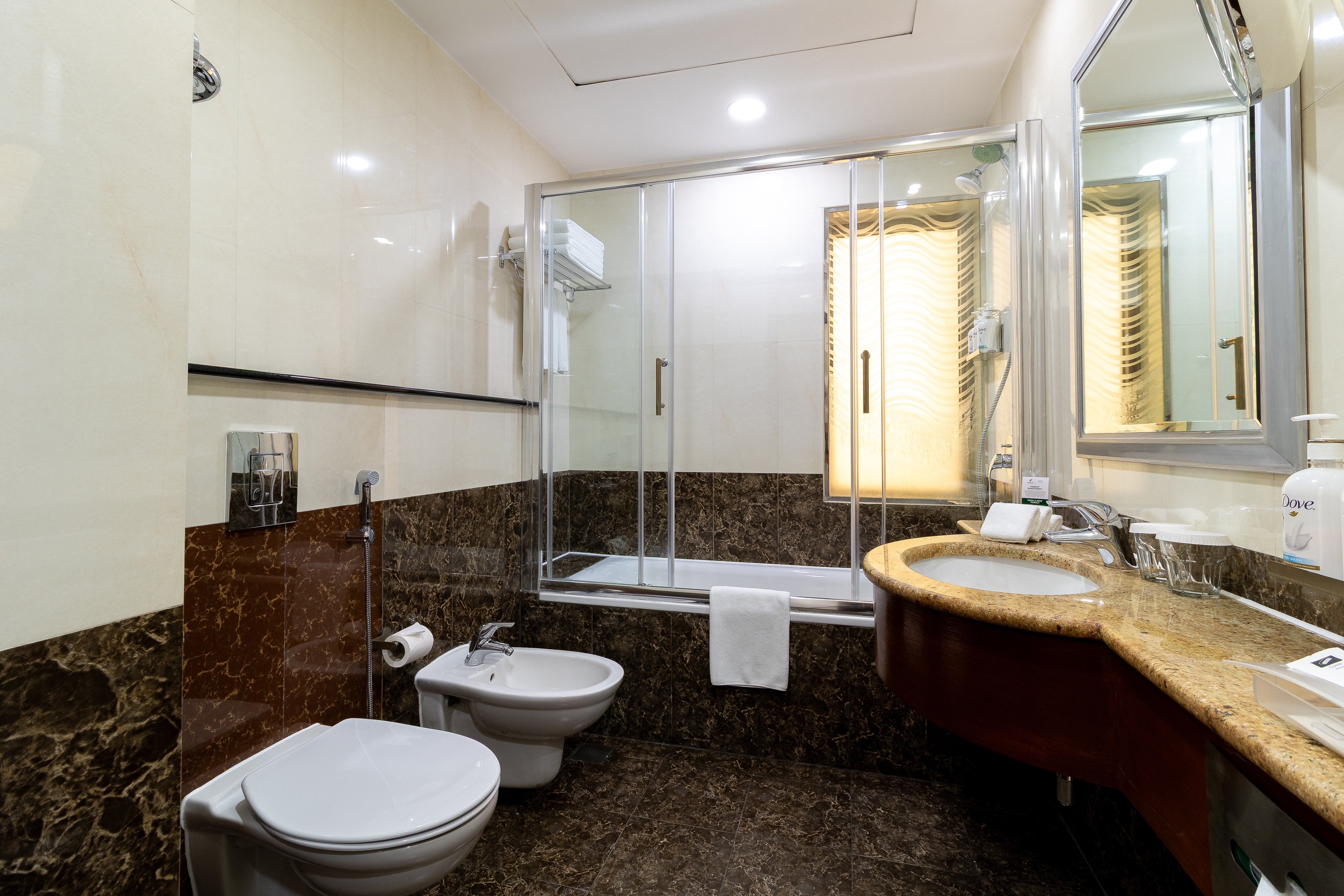جناح بإطلالة على البحر بـ3 غرف نوم مع دخول الصالة، Holiday Inn Kuwait 6/8