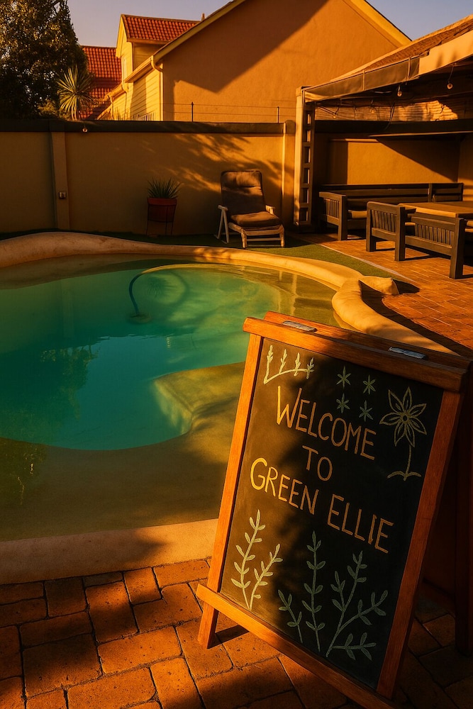 Green Elephant Backpackers 29/47