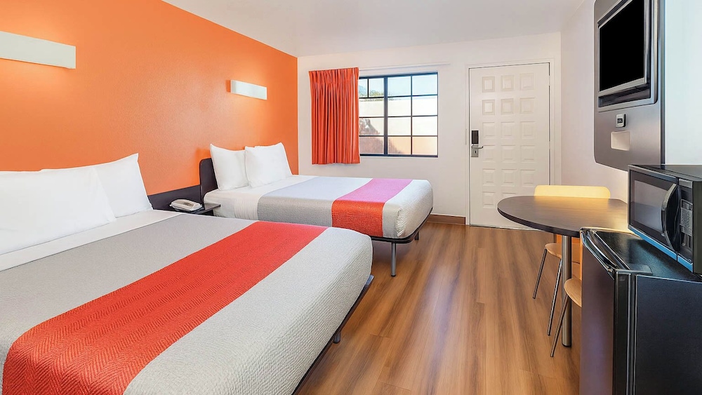 Motel6 Carlsbad, CA Beach 25/50