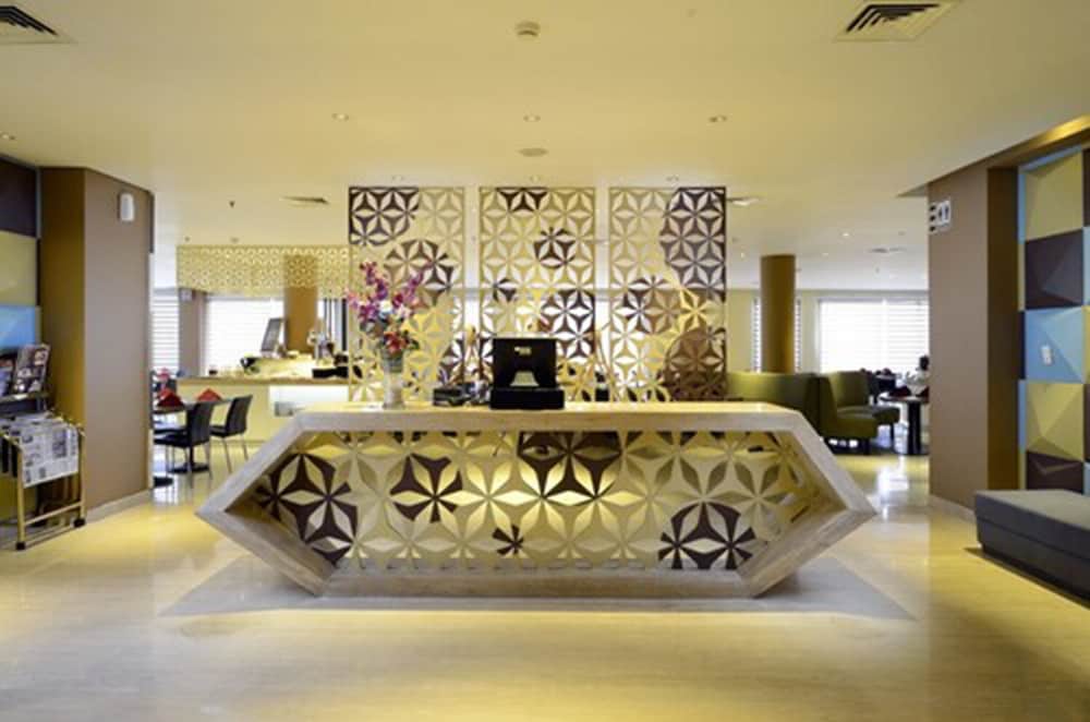 Crown Prince Hotel Surabaya 8/71