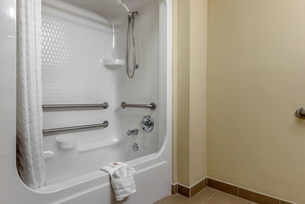 Comfort Suites Johnson City Near University 9/36