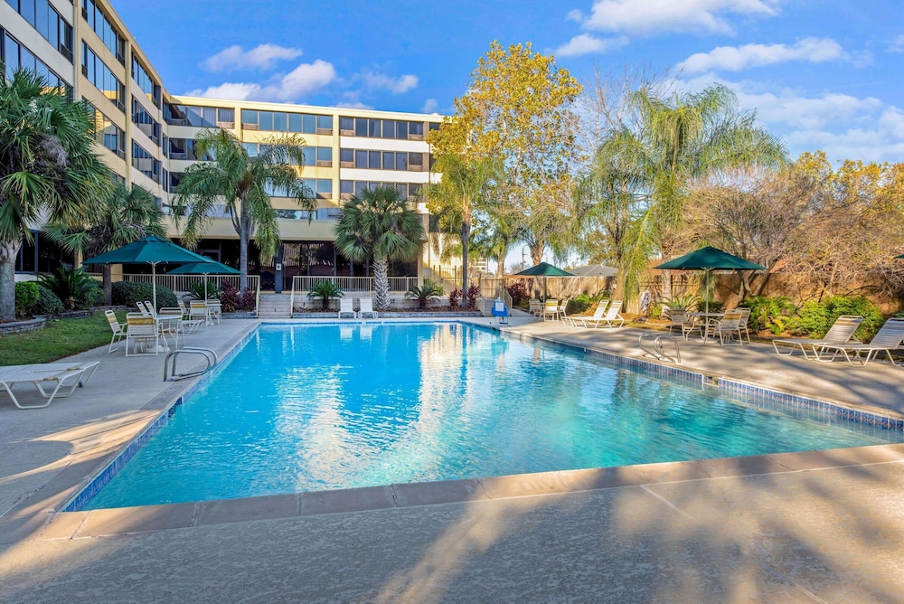 La Quinta Inn Suites New Orleans Airport