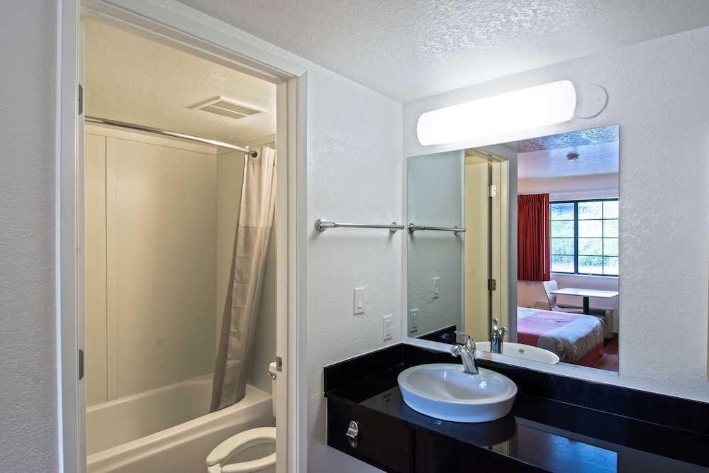 Motel6 Redding, CA - South 35/36