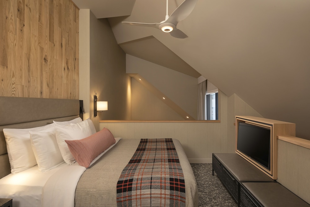Peaks Hotel & Suites 10/50