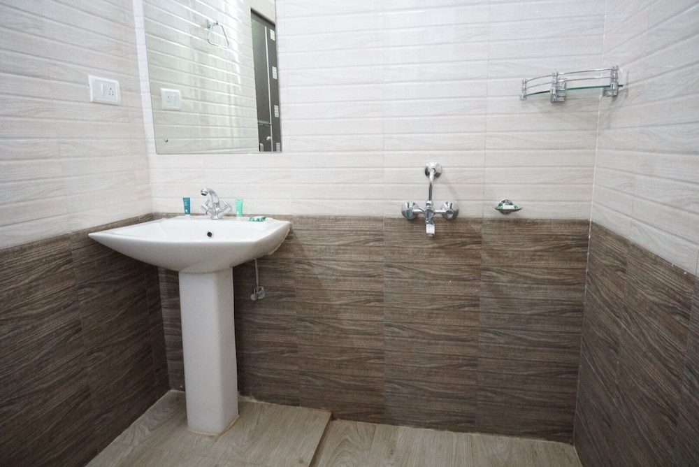 Treebo Trend Hotel Pemaling 33/35