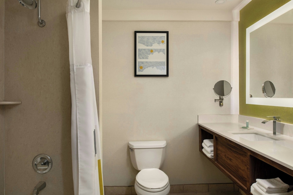 Holiday Inn Express Suites Rancho Cucamonga 53/57
