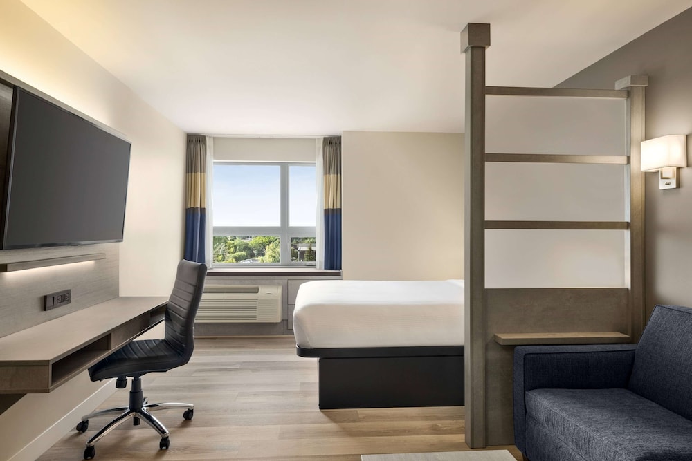 Microtel Inn & Suites Montreal Airport-Dorval QC 29/35