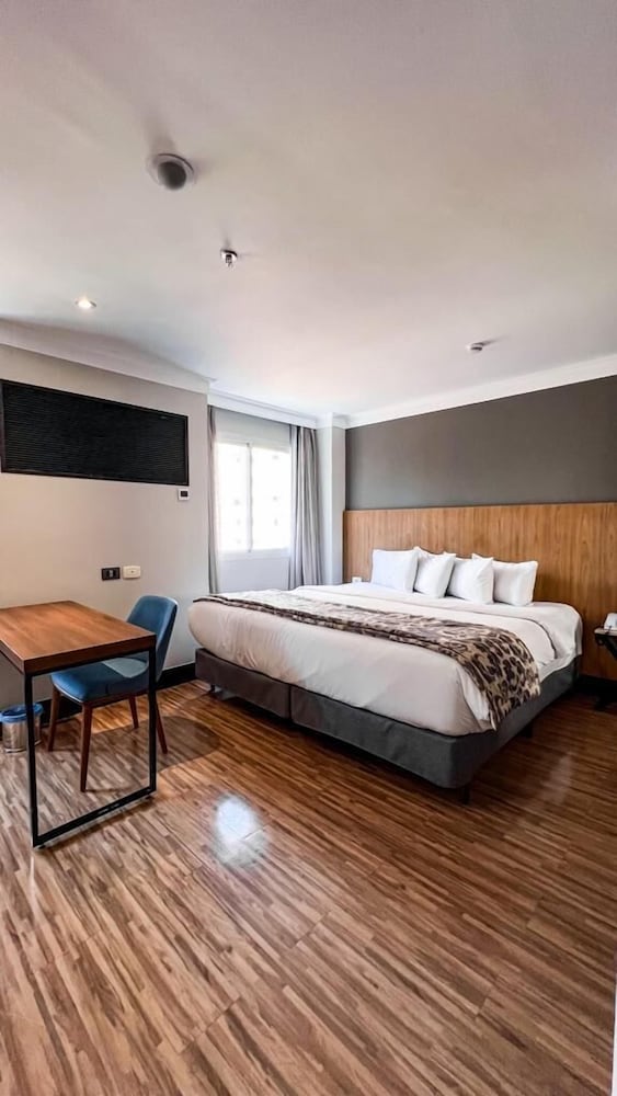 EXECUTIVE, KING BED