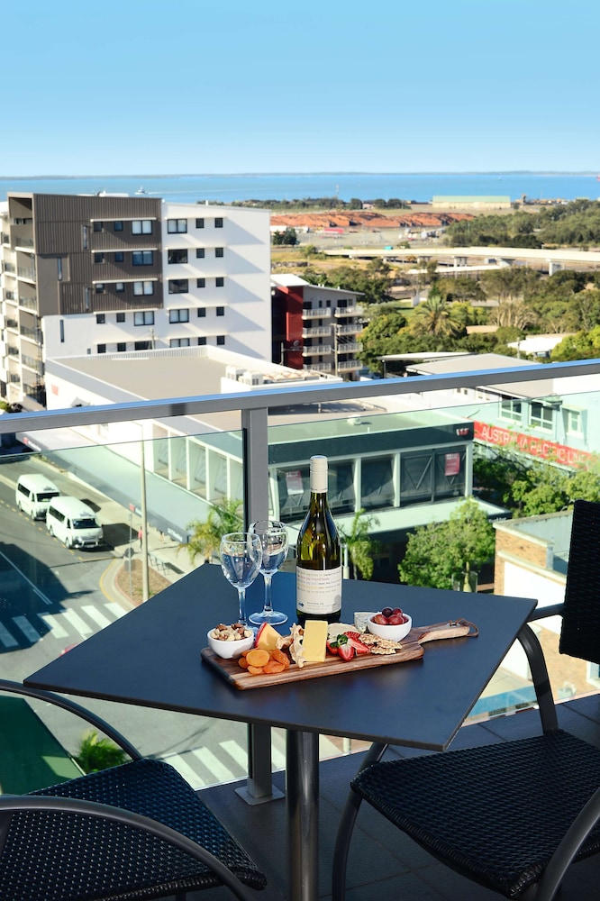 Oaks Gladstone Grand Hotel 56/72