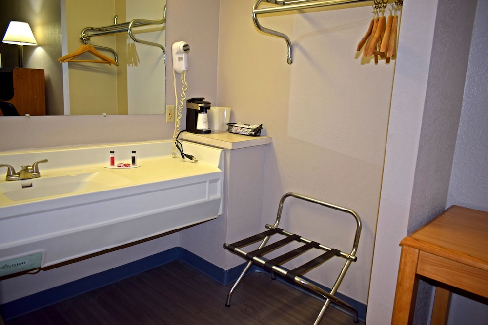 Super 8 by Wyndham Fort Chiswell Wytheville Area 18/33
