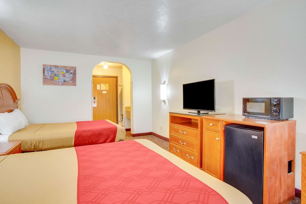 Econo Lodge Inn and Suites Albuquerque East I-40 Eubank Exit 18/37