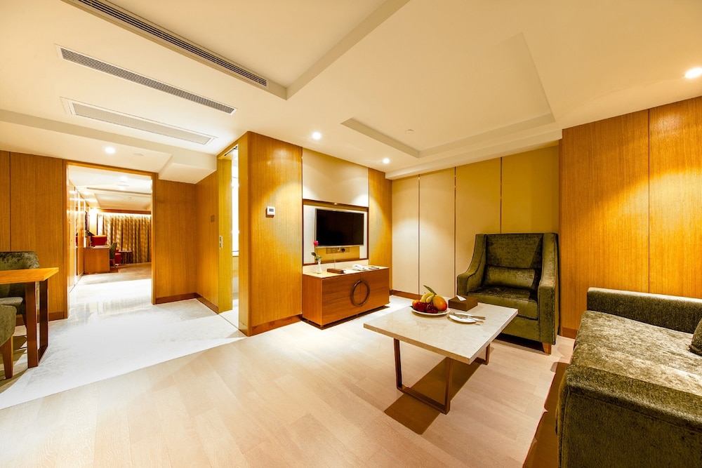 Royal Dragon Hotel 13/30