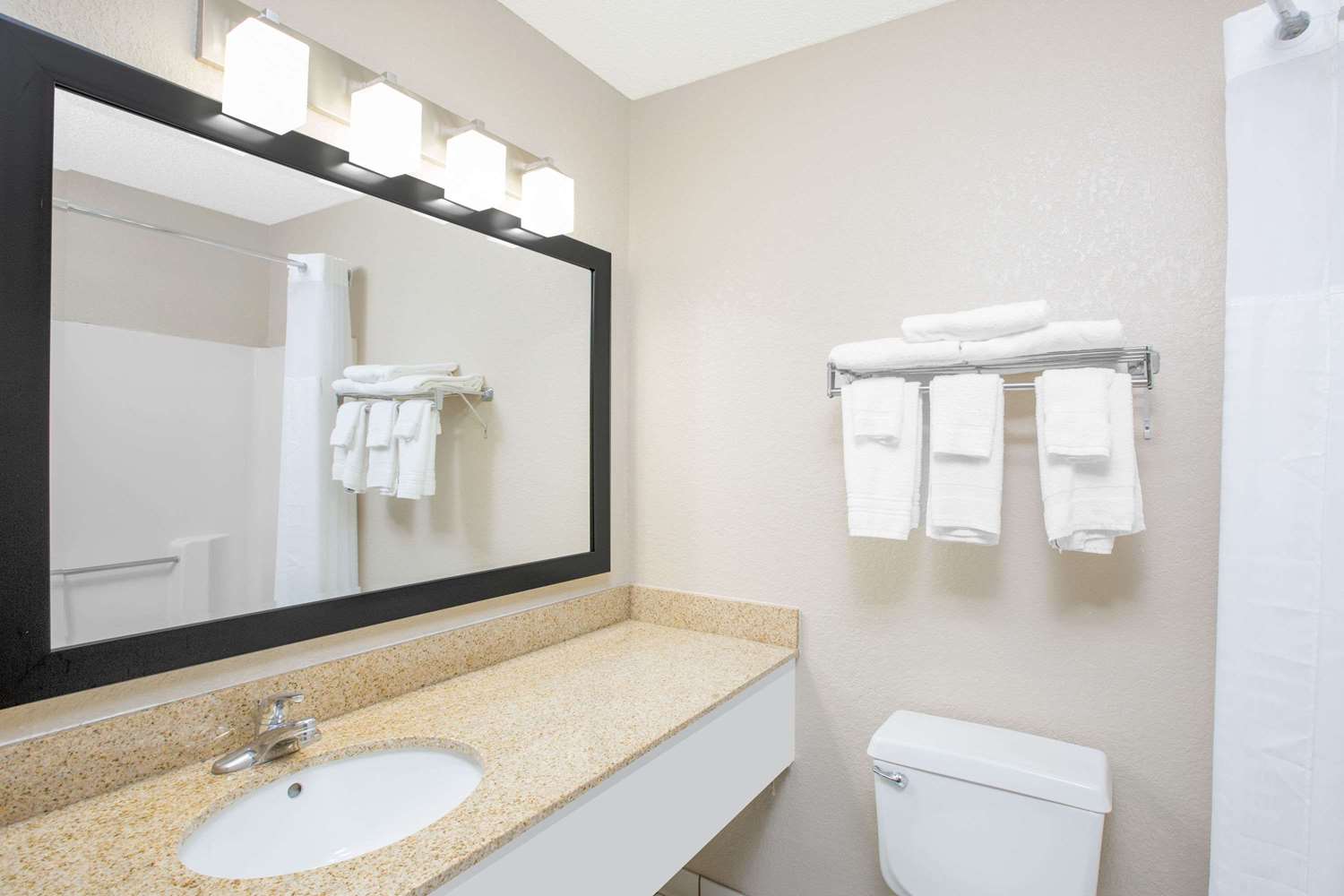 Park Inn by Radisson, Ames 18/19