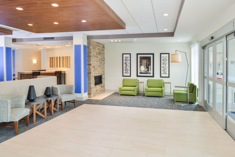 Holiday Inn Express Suites Chadron 8/76
