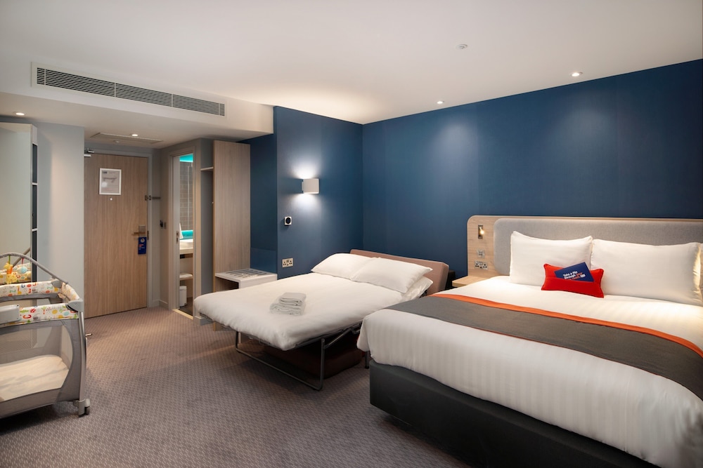 Standard, Double Bed, Sofa, HOLIDAY INN EXPRESS LONDON HEATHROW T4 3/5