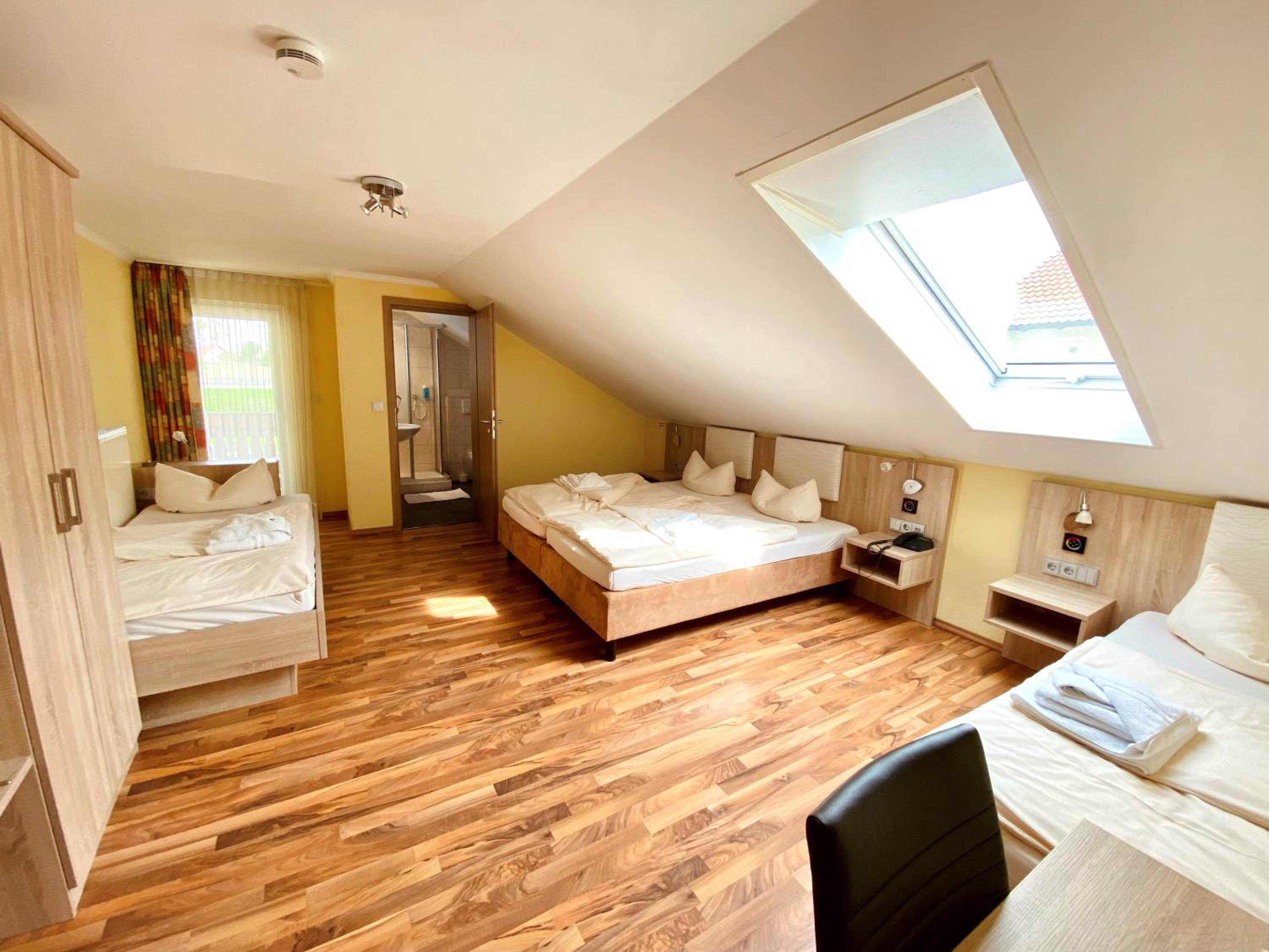 Room, Quadruple