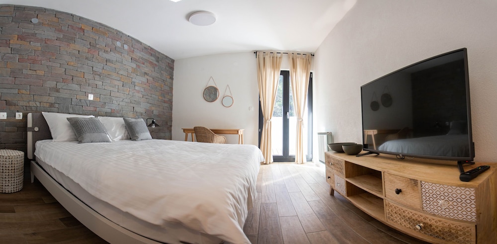 Superior, Queen Bed, Balcony