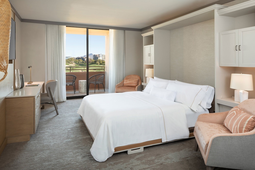 Suite, King Bed, Golf Course View