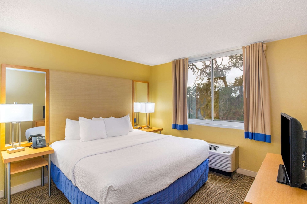 La Quinta Inn & Suites by Wyndham Sarasota Downtown 14/52