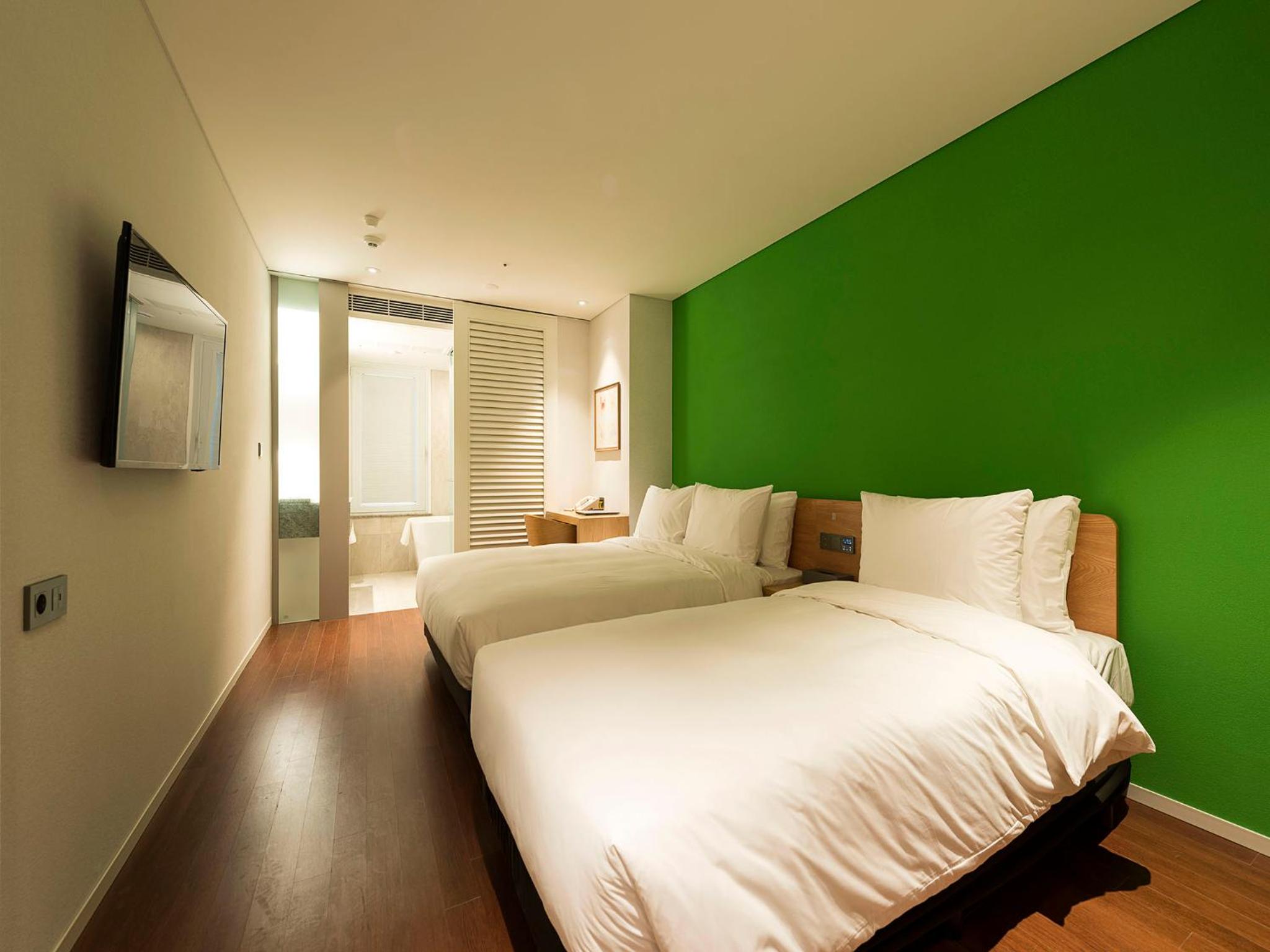 FAMILY, TWIN BEDS