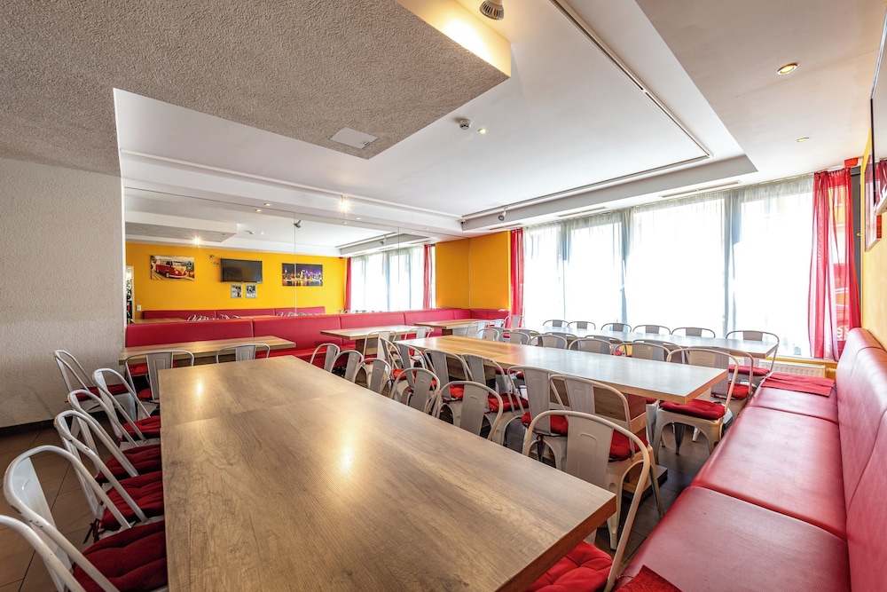 A T Holiday Hostel Wien 61/77