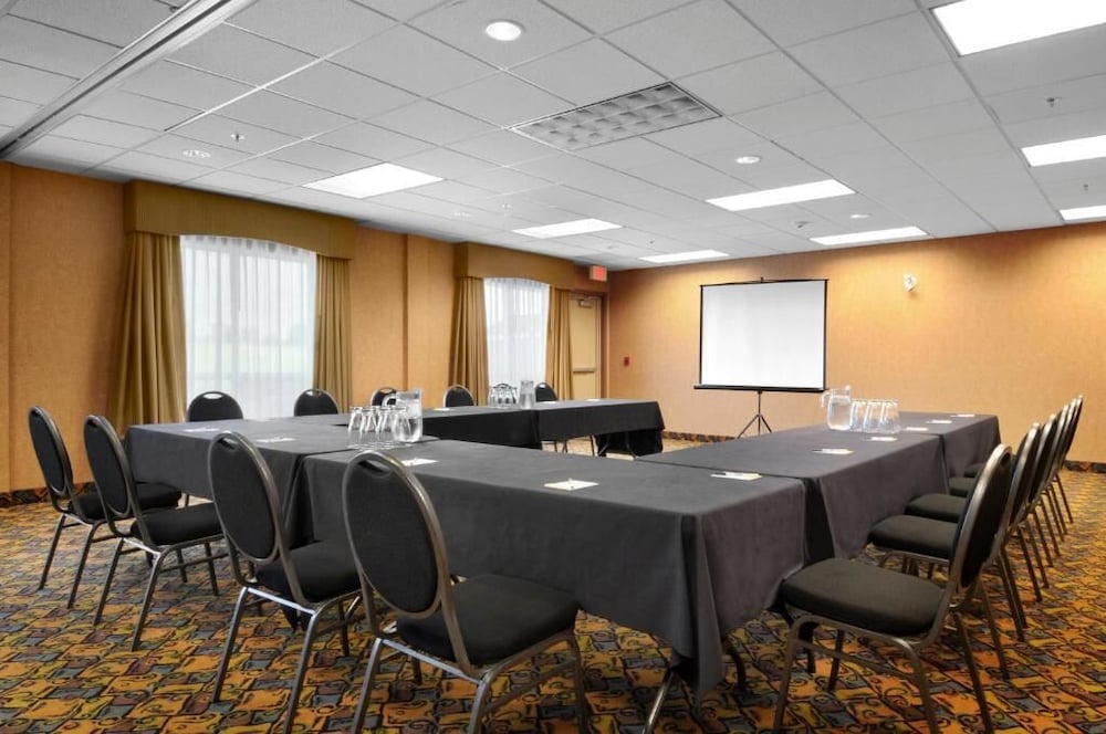 Days Inn & Suites By Wyndham Strathmore 27/29