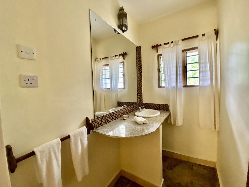 Blue Marlin Beach Hotel 48/50