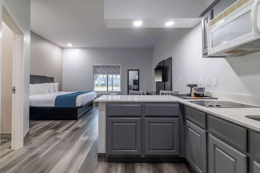 Studio6 Suites Brenham, TX 24/47