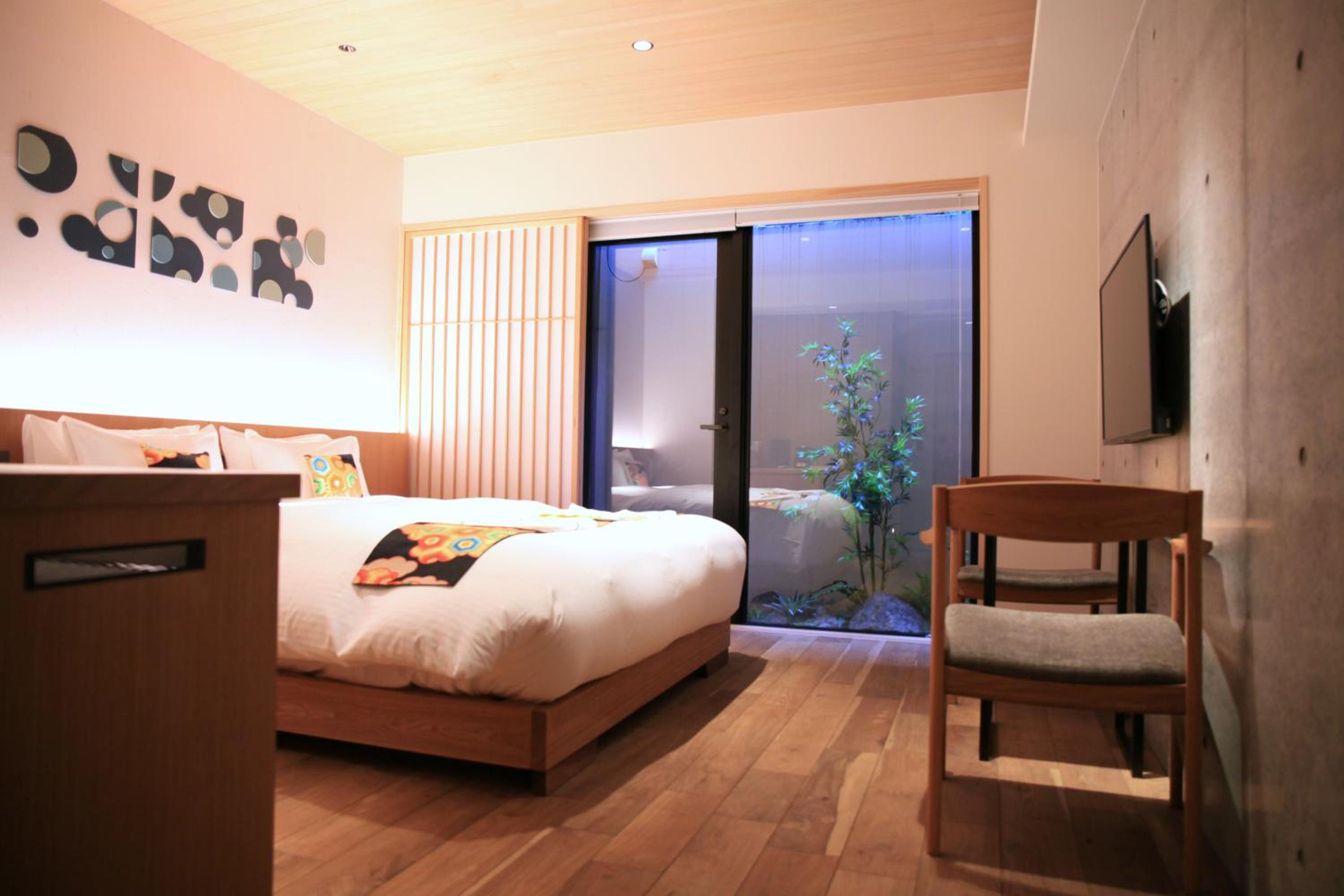 Basement, Queen Bed