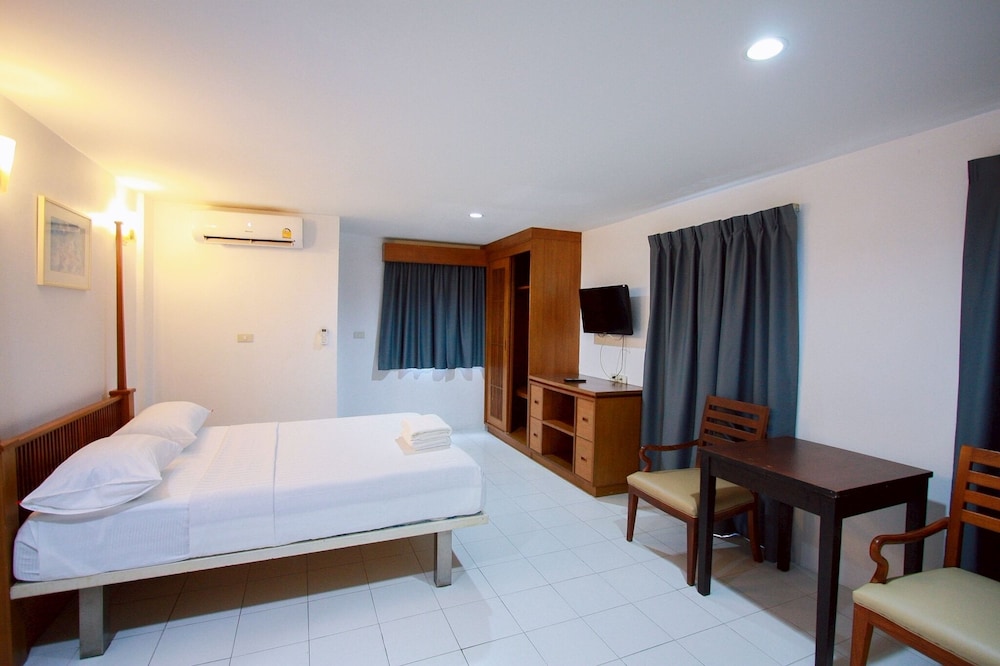 18 Coins Budget Hotel 24/67