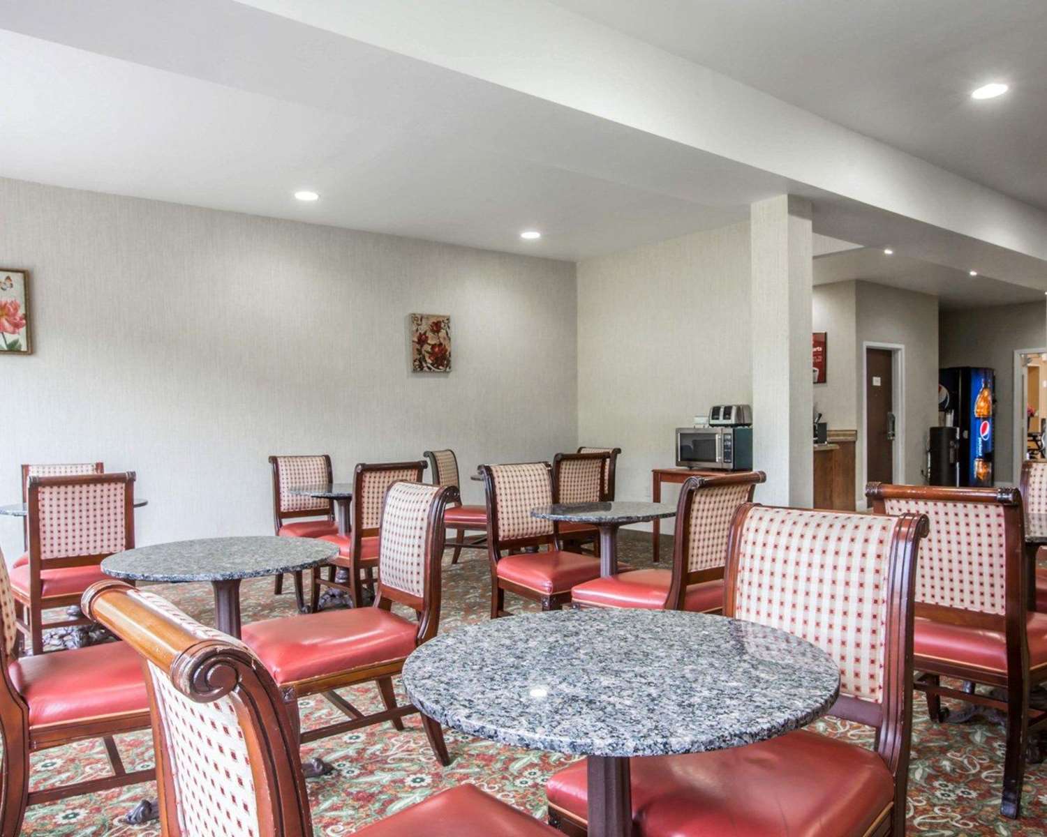 Econo Lodge Lakes Region 14/15
