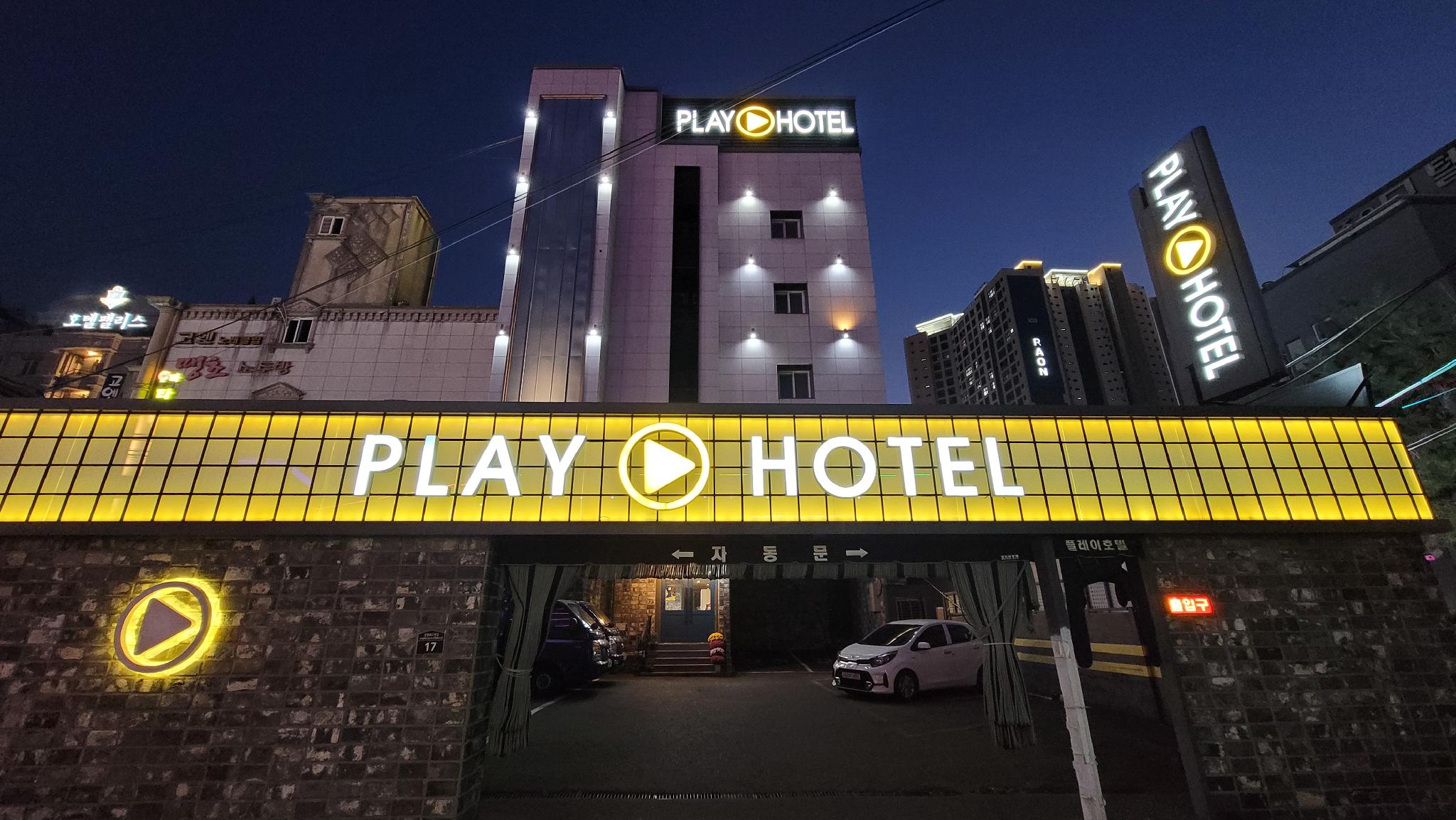 Play Hotel 6/76