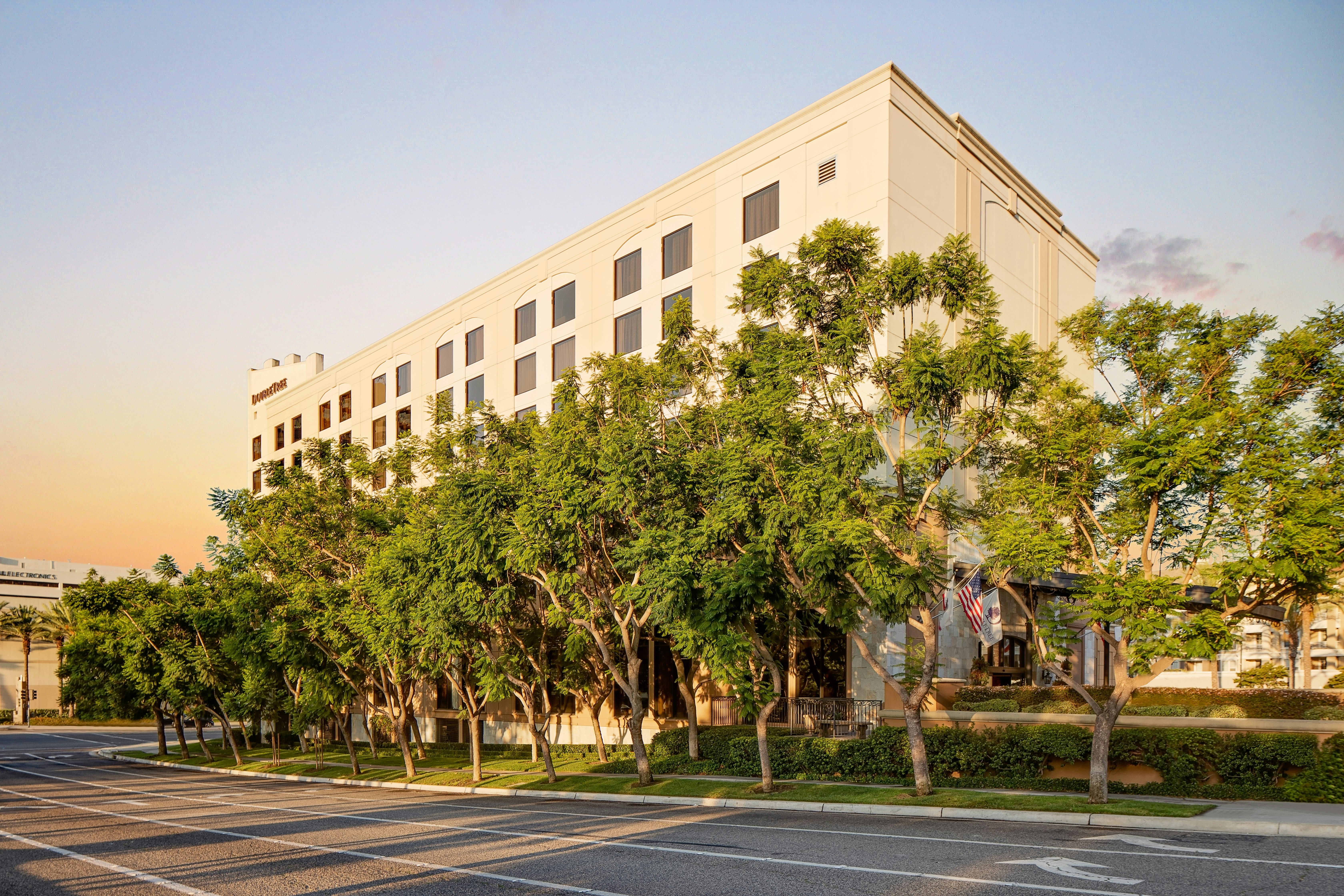 Hotel Zessa Orange County Airport, a DoubleTree by Hilton 52/59