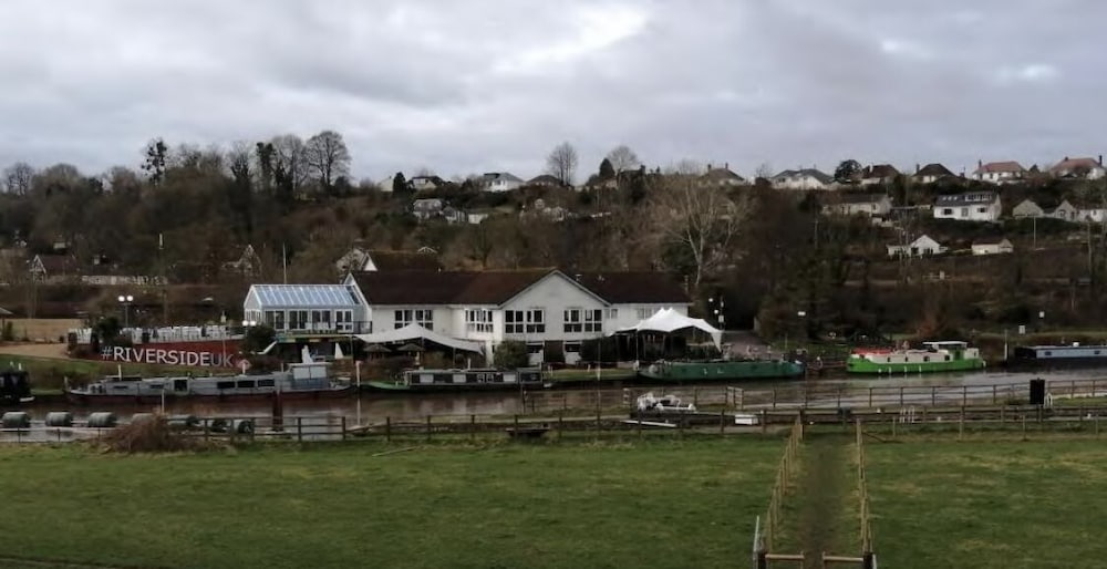 The Riverside Inn 43/49
