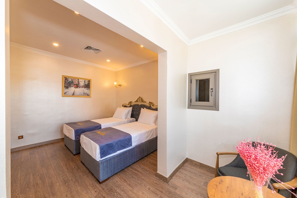 CZN Burak Hotel 16/74