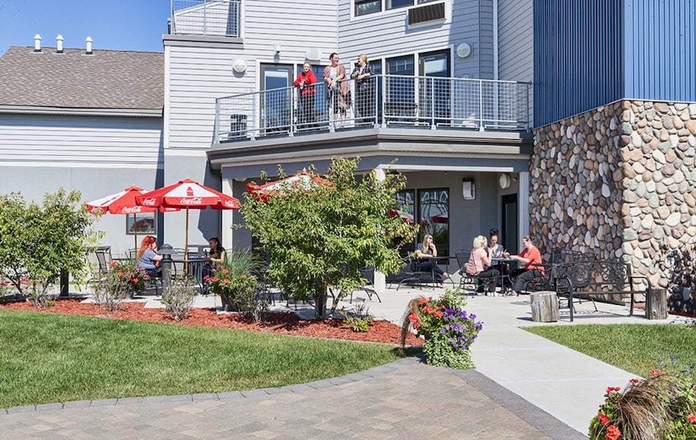 Park Point Marina Inn 64/72